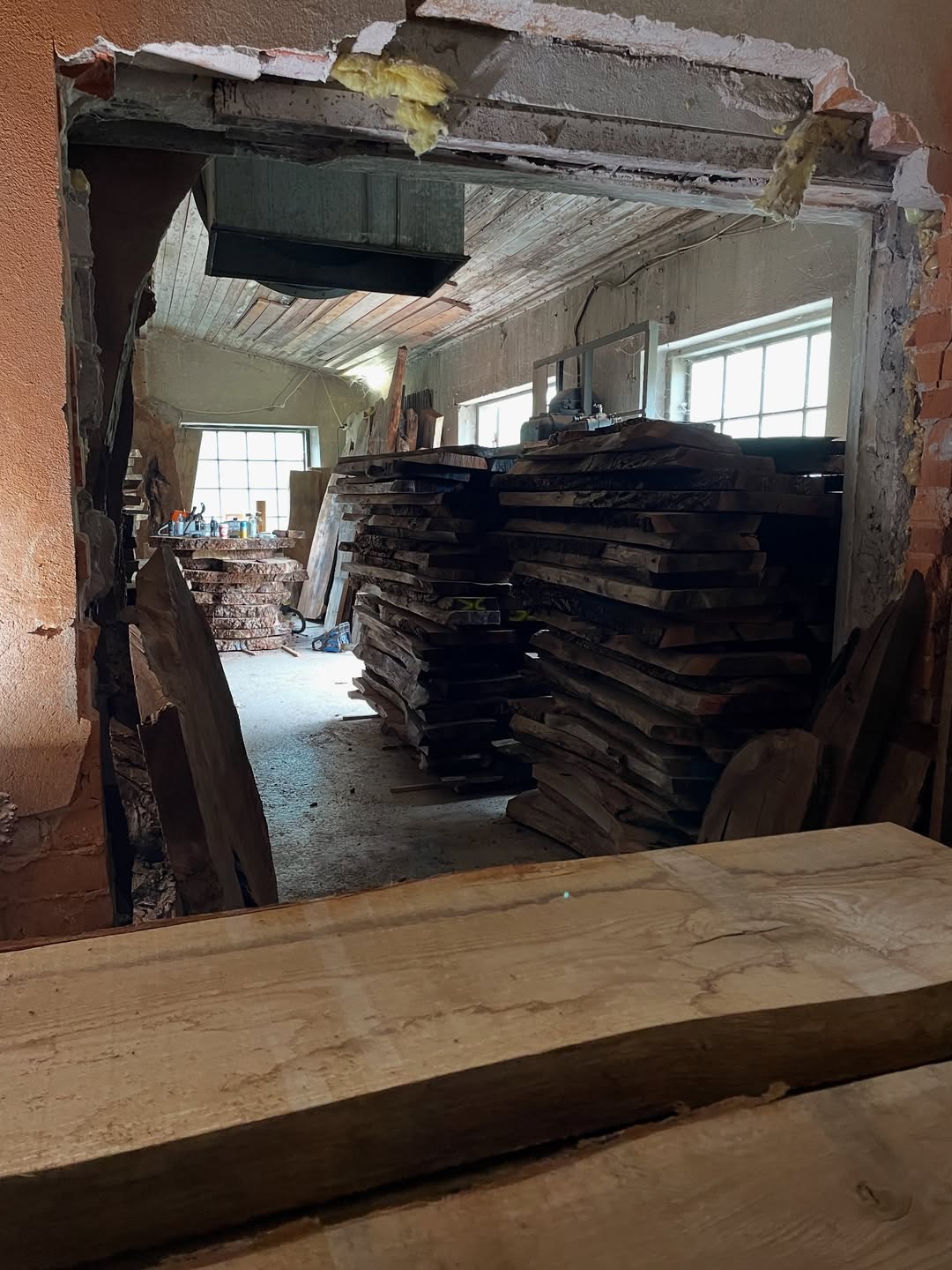 Nu har vi burit in 23 ton plankor ( 32 m3 )I vårt lager i Nävekvarn.Stort tack till Adam @naturb-2