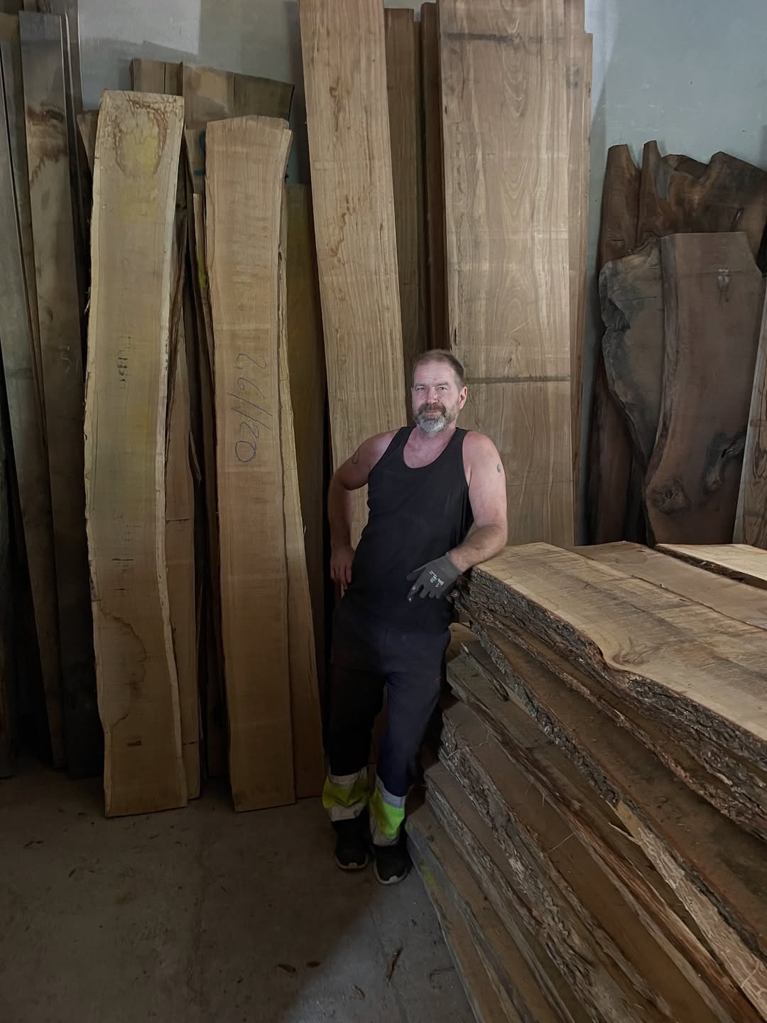 Nu har vi burit in 23 ton plankor ( 32 m3 )I vårt lager i Nävekvarn.Stort tack till Adam @naturb